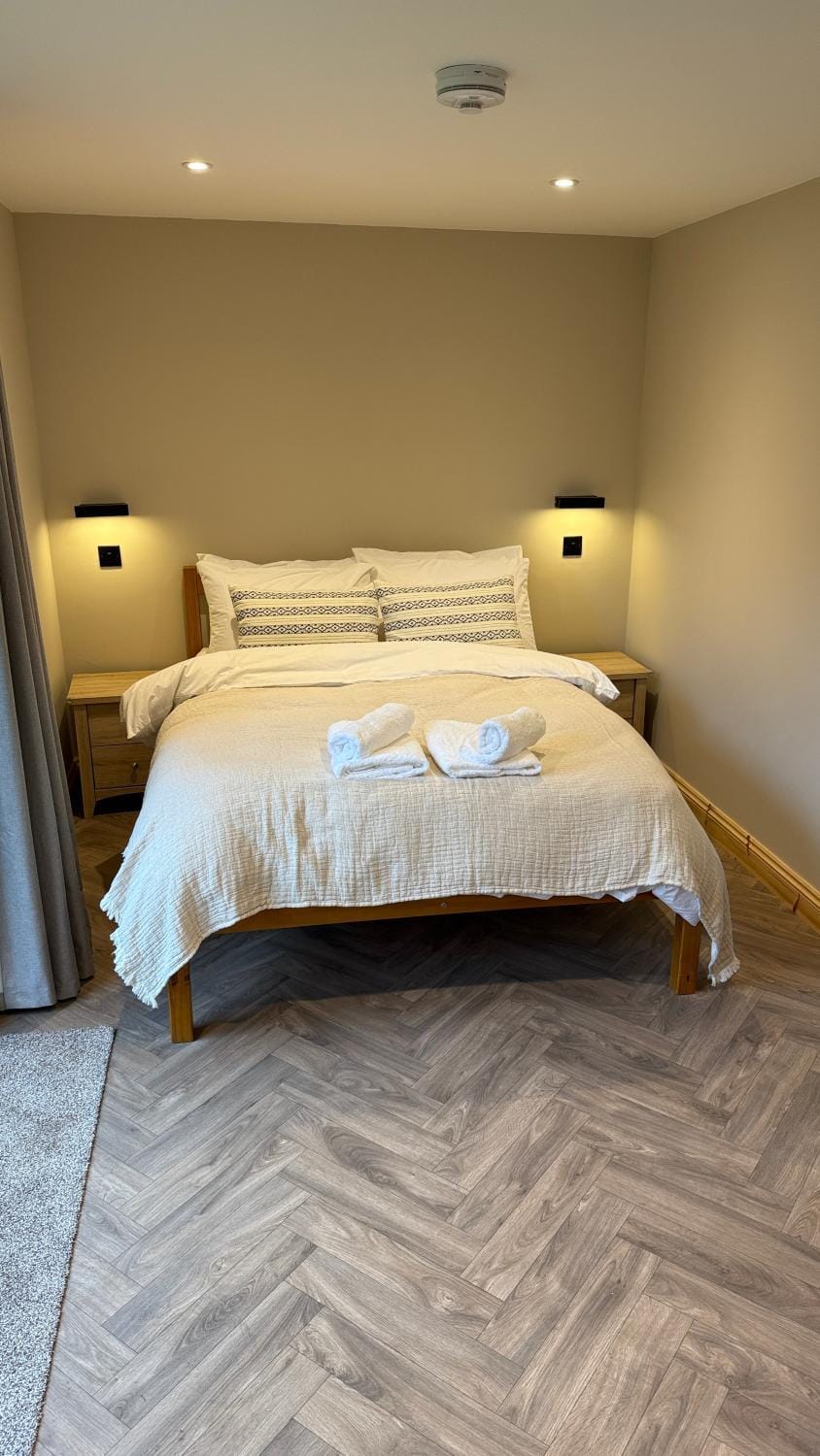 Bed, Bedroom, towels