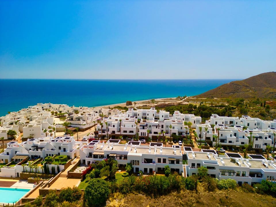 Property building, Nearby landmark, Day, Neighbourhood, Natural landscape, Bird's eye view, Beach, City view, Mountain view, Pool view, Sea view, Street view, Swimming pool, Location, Parking