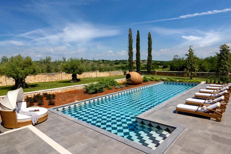Day, Natural landscape, Pool view, Swimming pool, sunbed