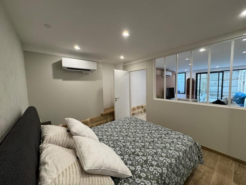 Bed, Bedroom, air conditioner
