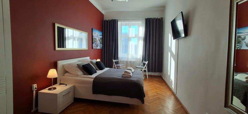 Bed, TV and multimedia, Photo of the whole room, Bedroom
