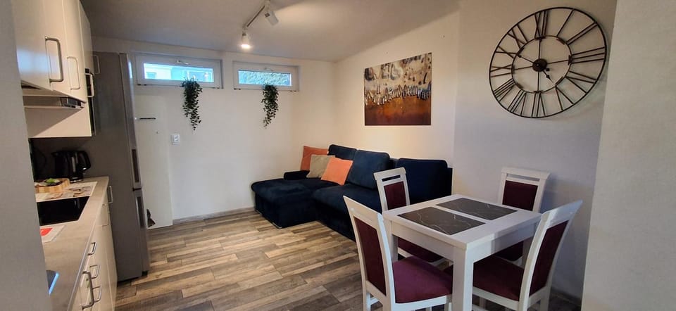 TV and multimedia, Kitchen or kitchenette, Living room, Seating area, Dining area