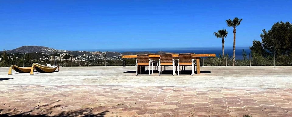 Property building, Nearby landmark, Day, Natural landscape, Dining area, Mountain view, Sea view