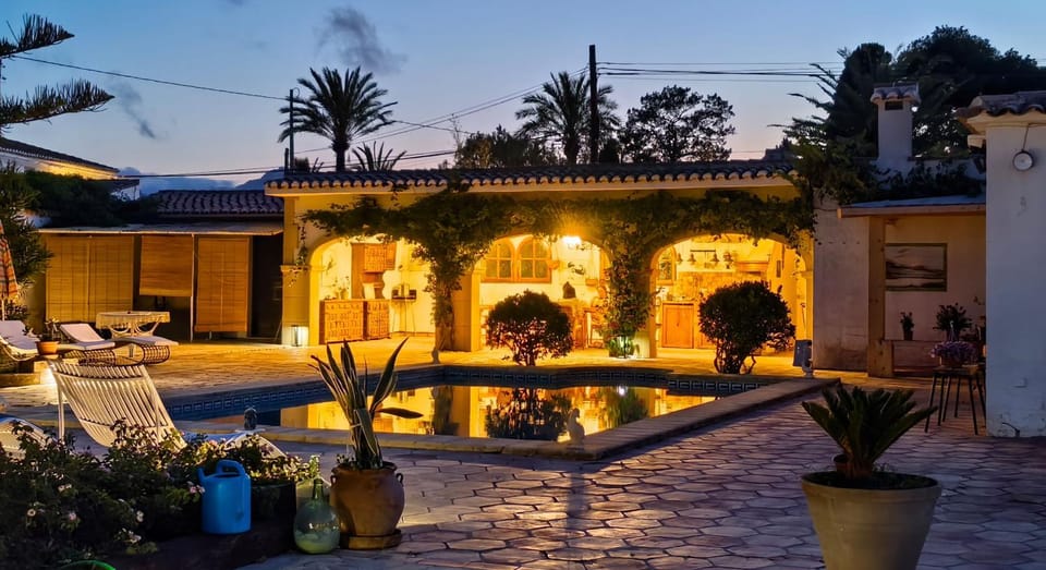 Property building, Restaurant/places to eat, Pool view, Swimming pool, Breakfast