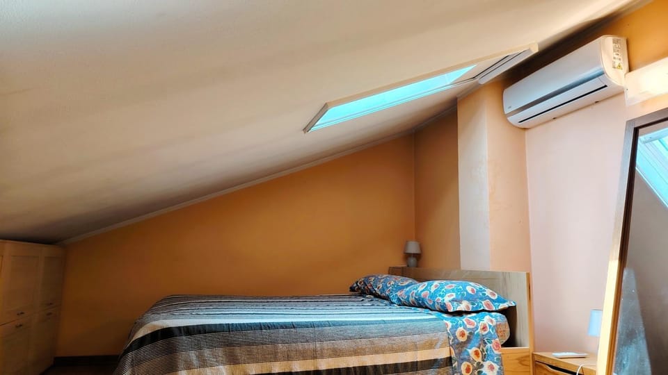 Bed, Bedroom, air conditioner