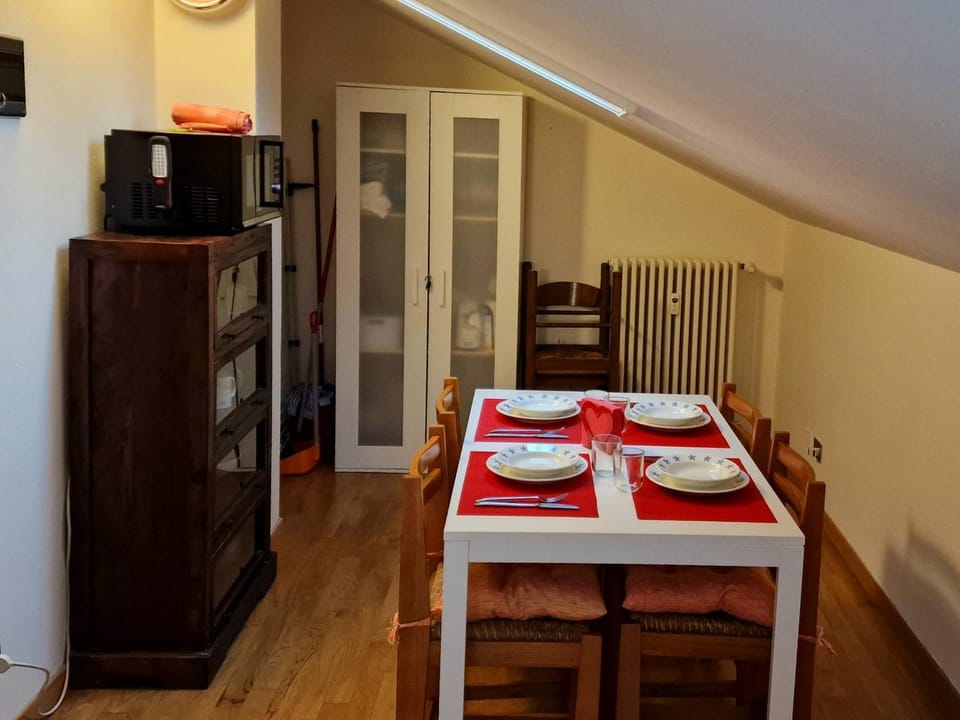 Kitchen or kitchenette, Dining area