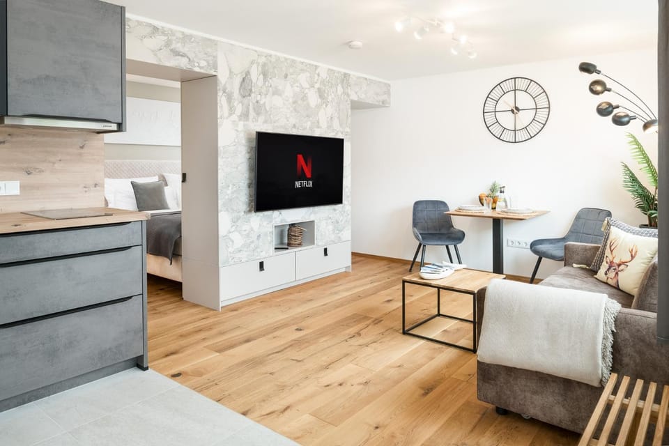 TV and multimedia, Living room, Seating area, Evening entertainment