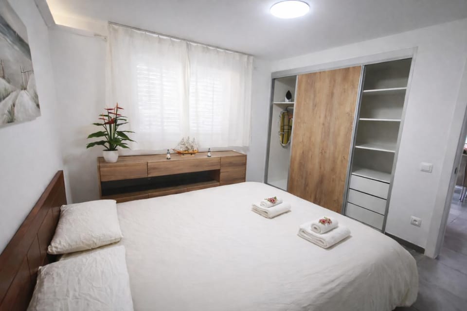 Bed, Photo of the whole room, Bedroom, towels, wardrobe