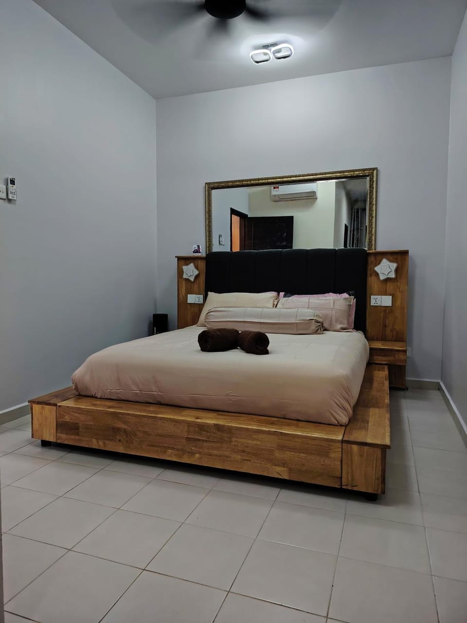 Bed, Photo of the whole room, Bedroom, air conditioner