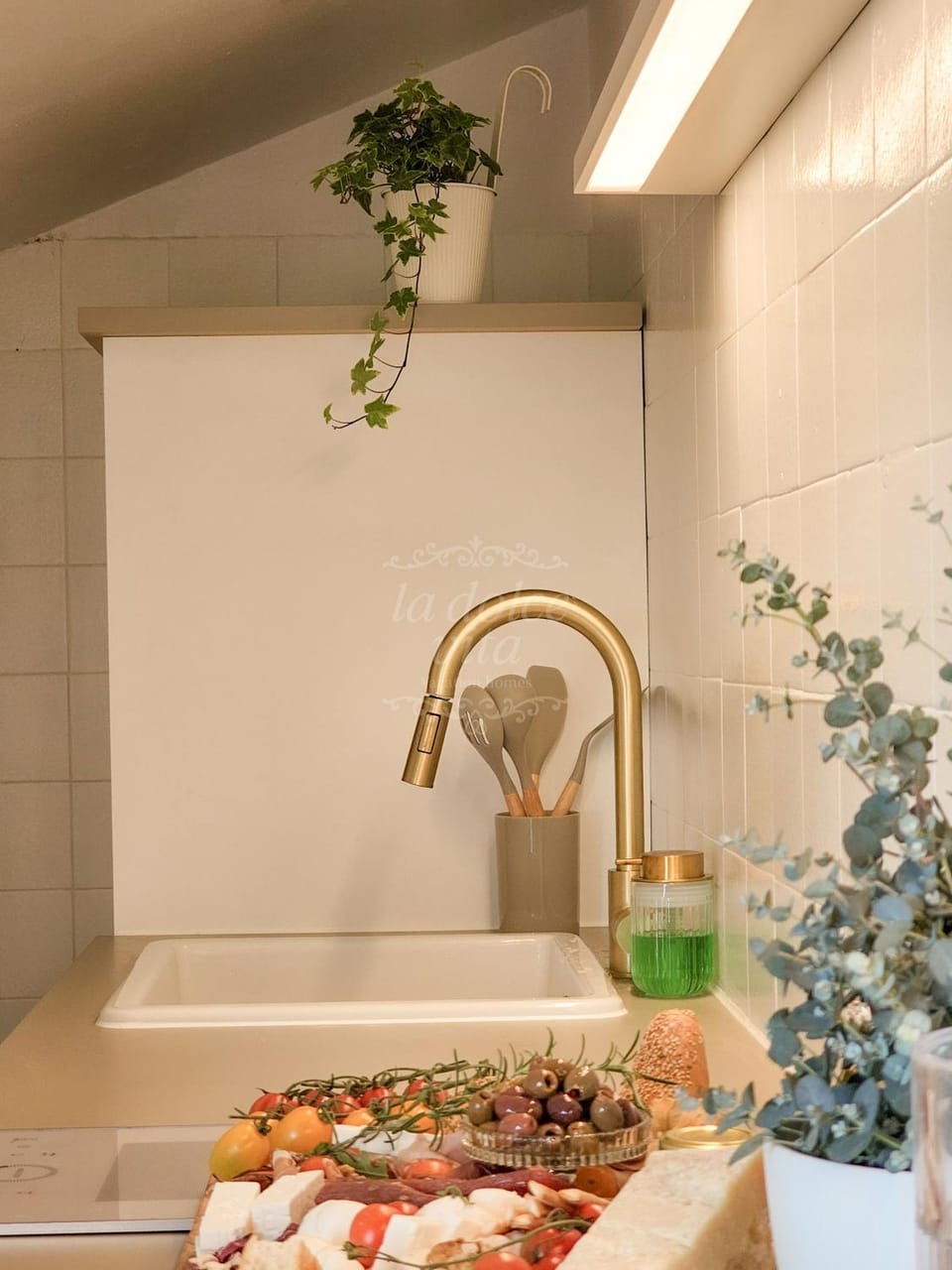 Kitchen or kitchenette, Food and drinks
