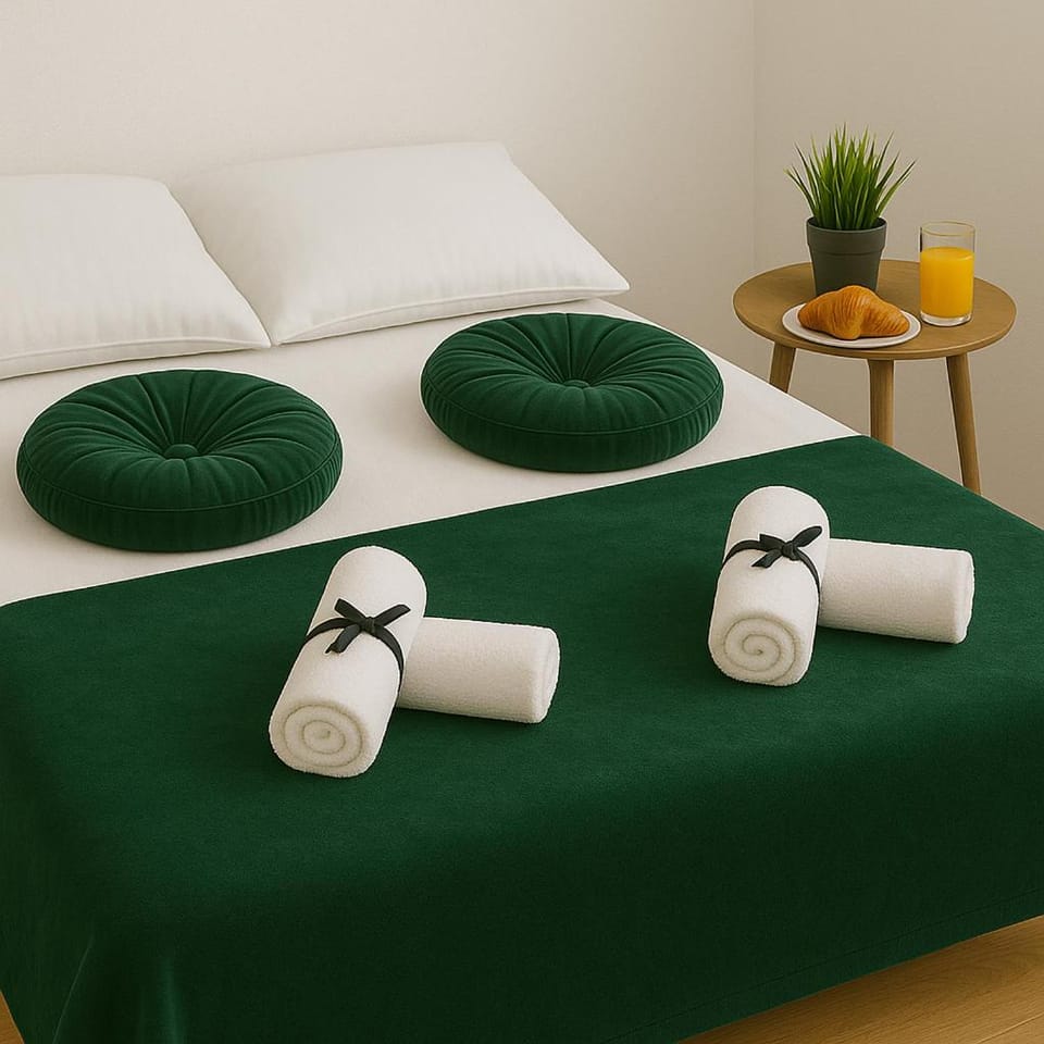 Bed, Living room, towels