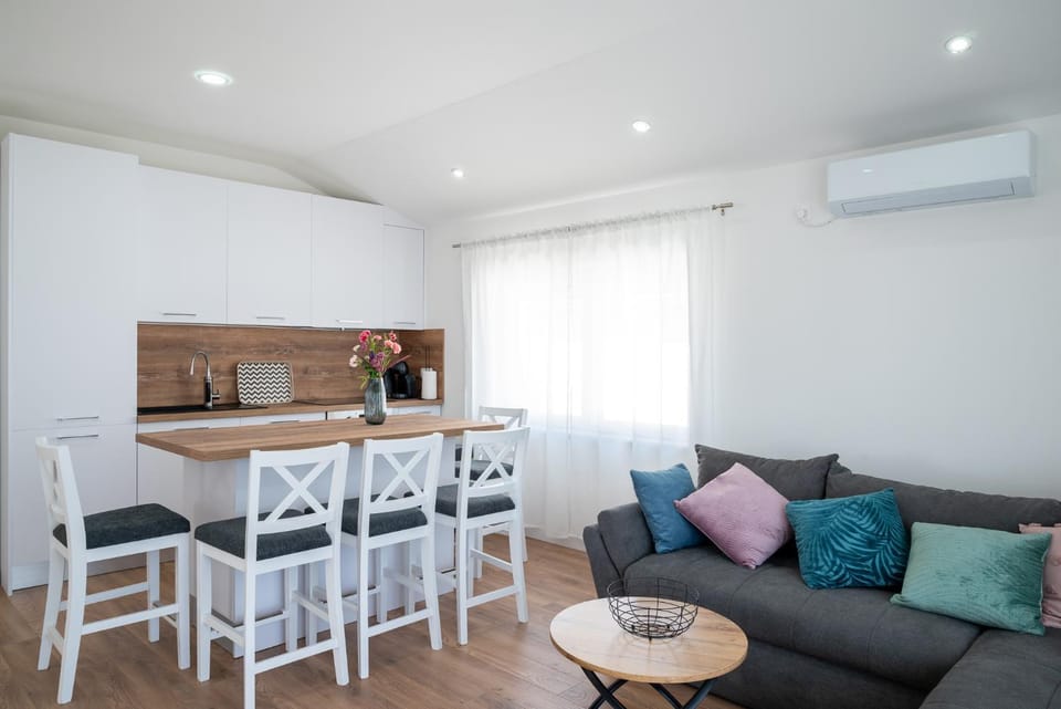 Kitchen or kitchenette, Living room, Seating area, Dining area, air conditioner