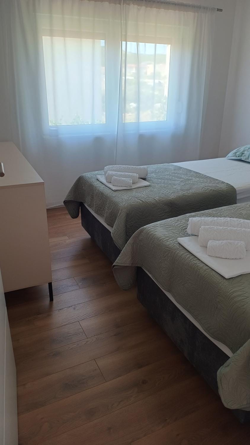 Bed, Bedroom, towels