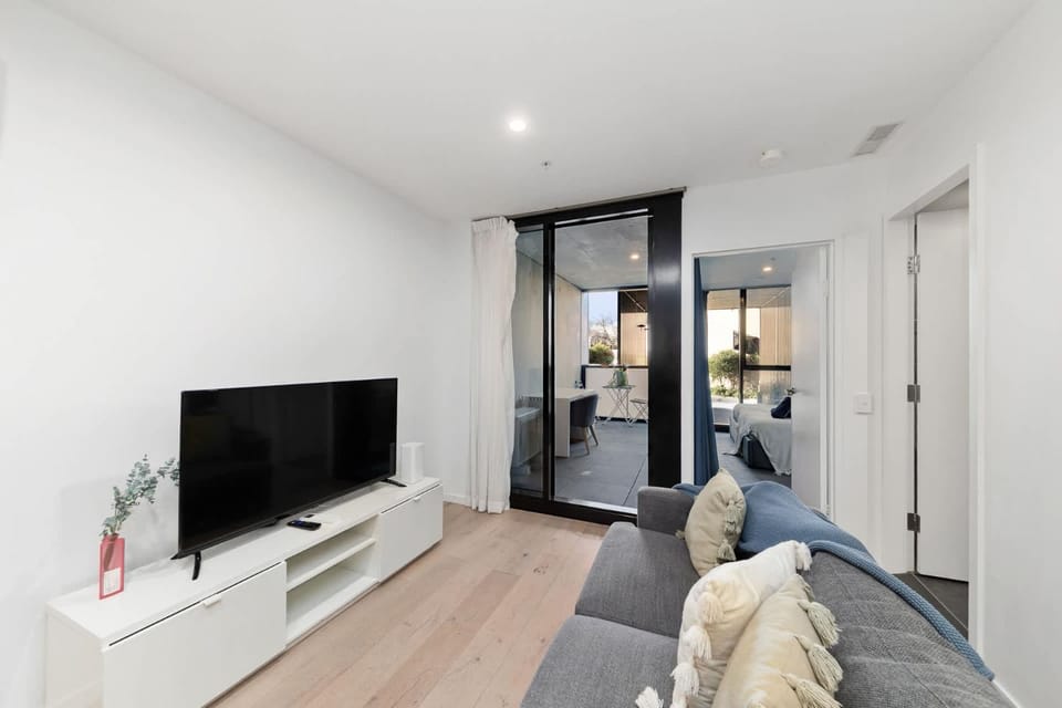 2BR-1BR-1Car- CBD Pool Central Apartment in Canberra