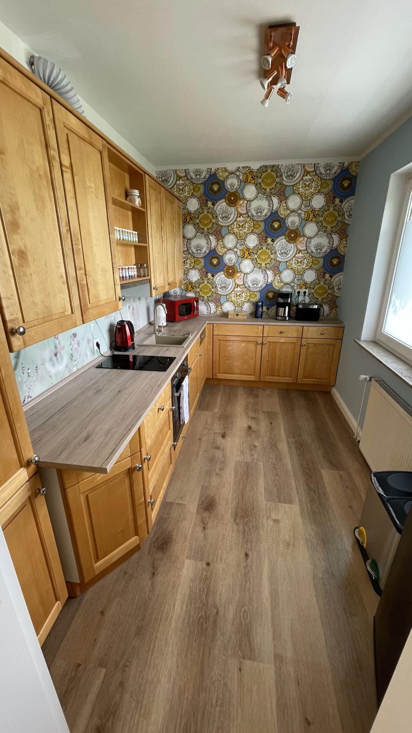 Kitchen or kitchenette, dishwasher, stove