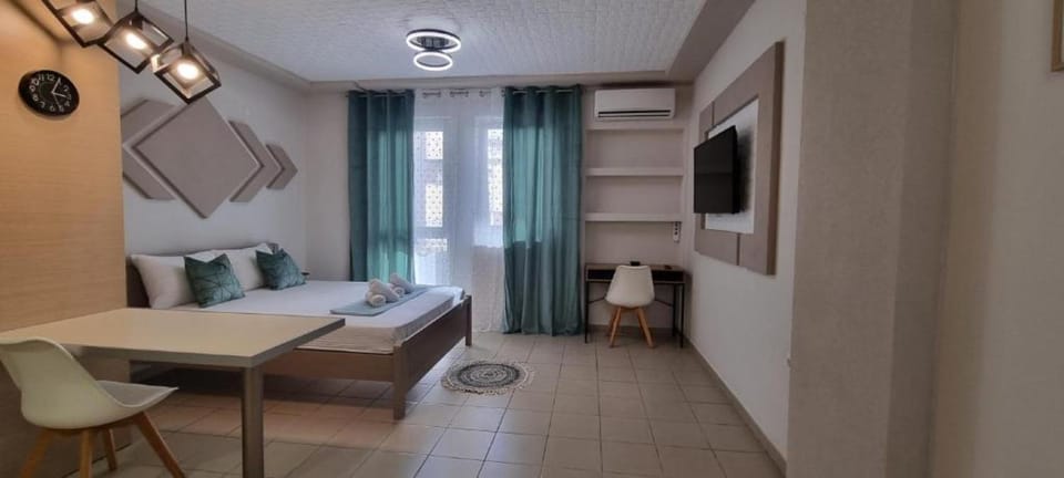 Bed, TV and multimedia, Living room, Photo of the whole room, Bedroom, air conditioner