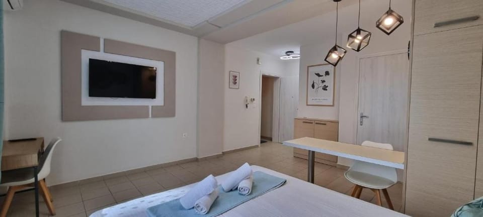 Bed, TV and multimedia, Bedroom, wardrobe