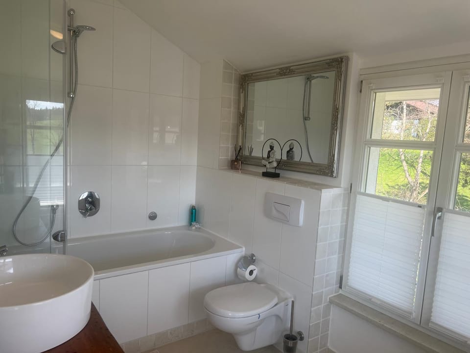 Villenzimmer mit eigenem Bad, Kunst und Aussicht Vacation rental in Bavaria