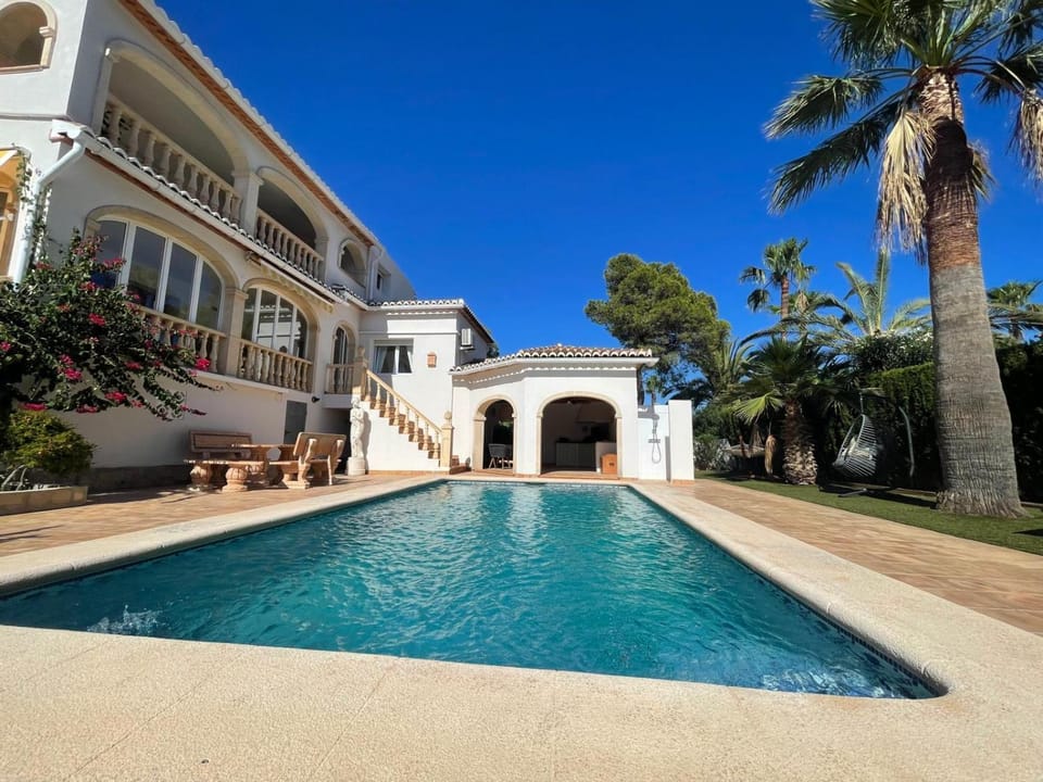 Property building, Swimming pool, Swimming pool