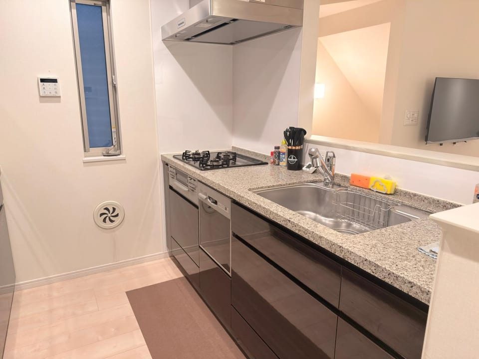 Kitchen or kitchenette, minibar, stove