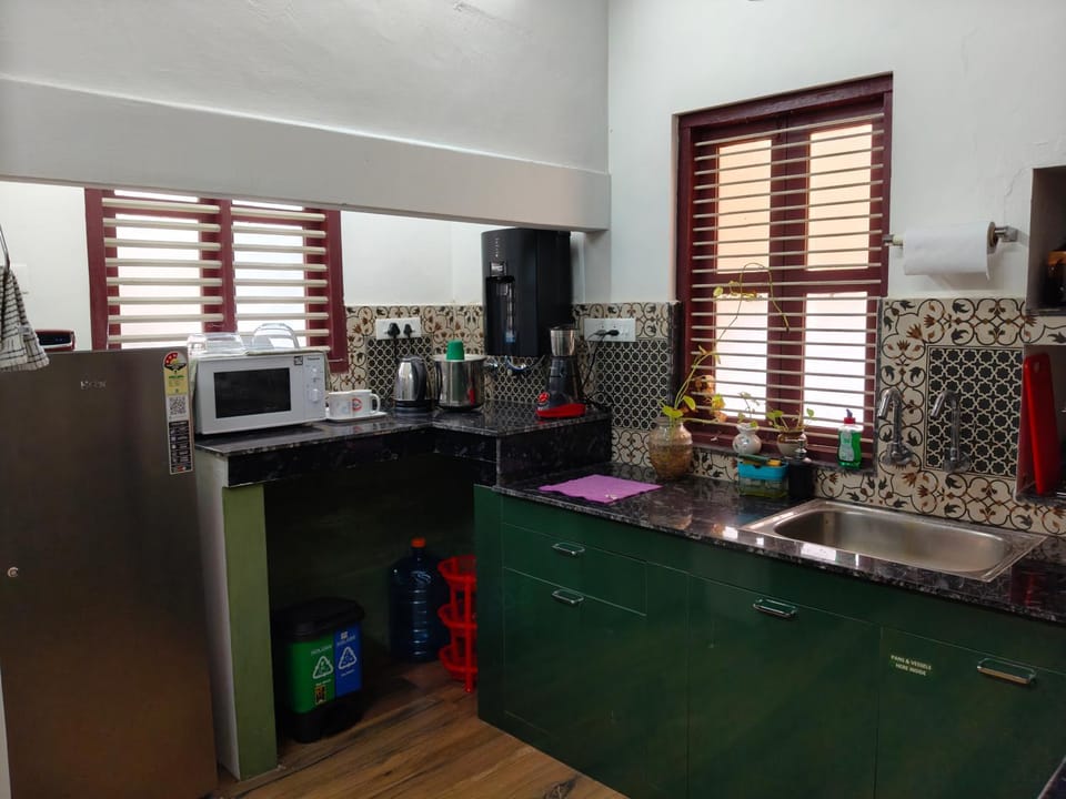Kitchen or kitchenette, oven