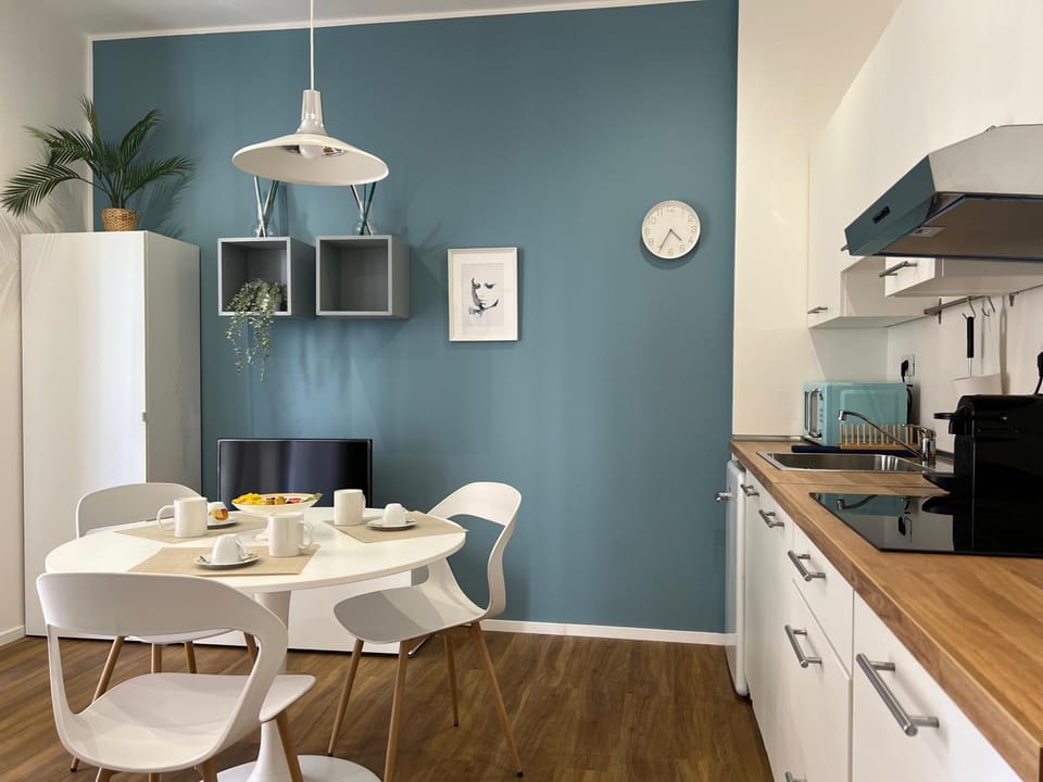 Kitchen or kitchenette, Dining area, stove