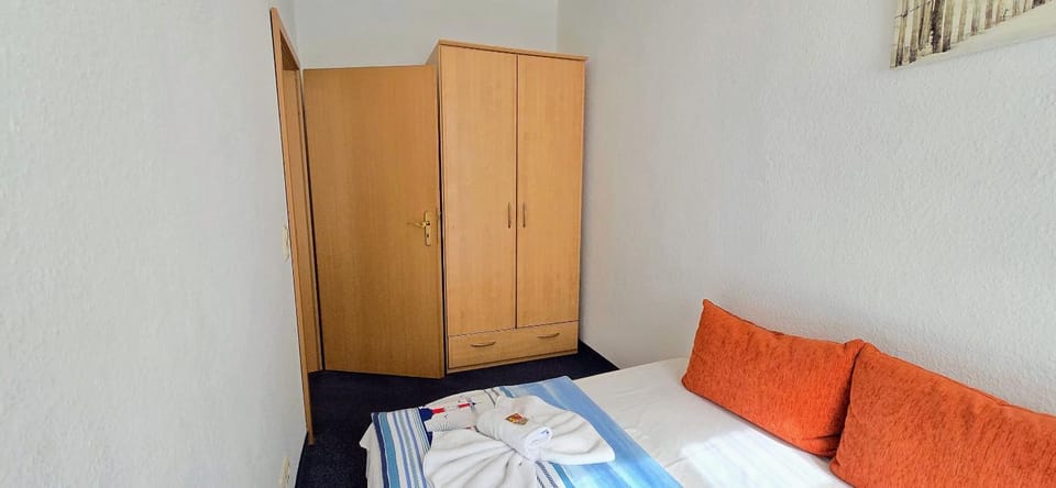 Bedroom, wardrobe