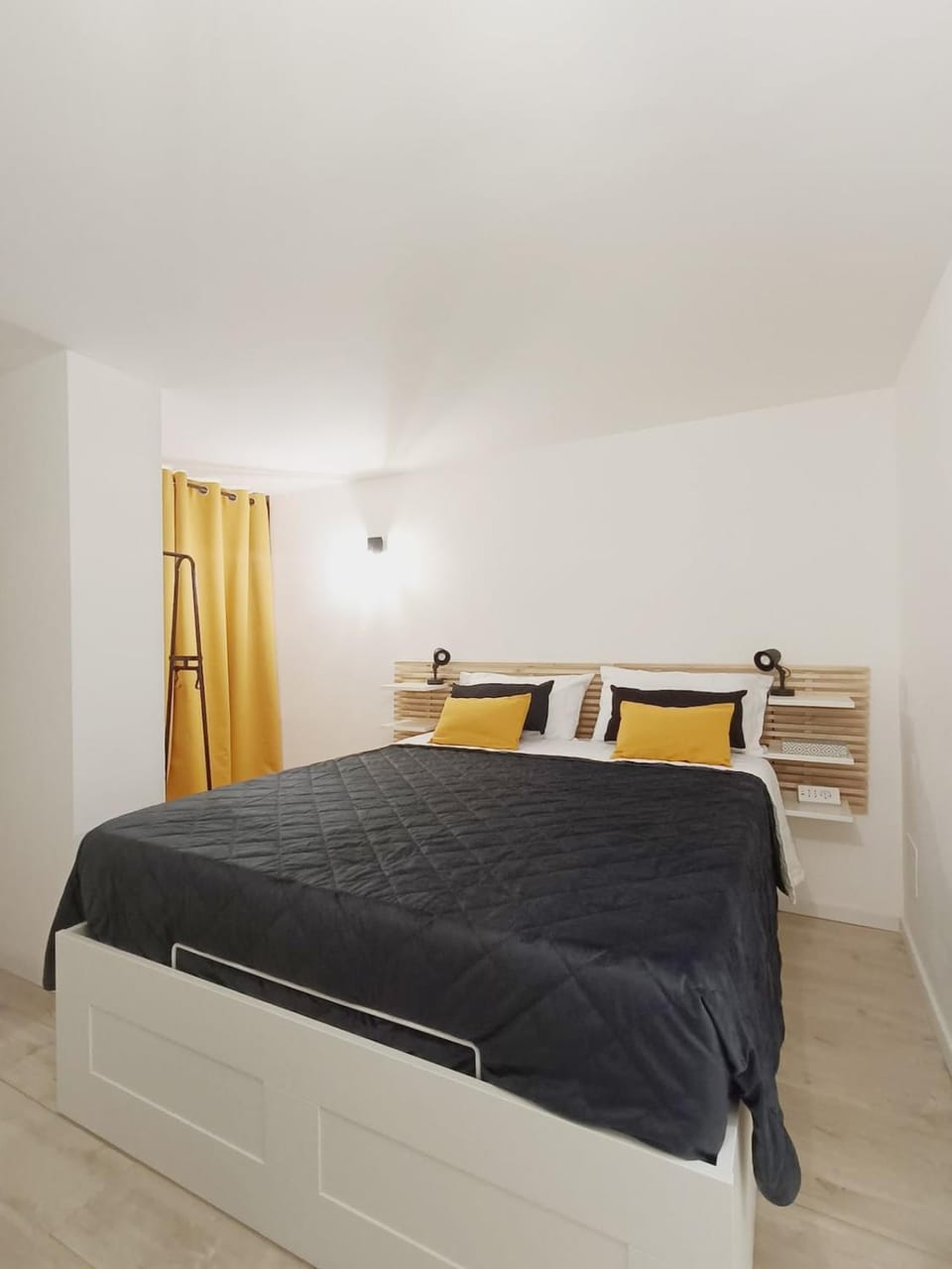 Bed, Photo of the whole room, Bedroom