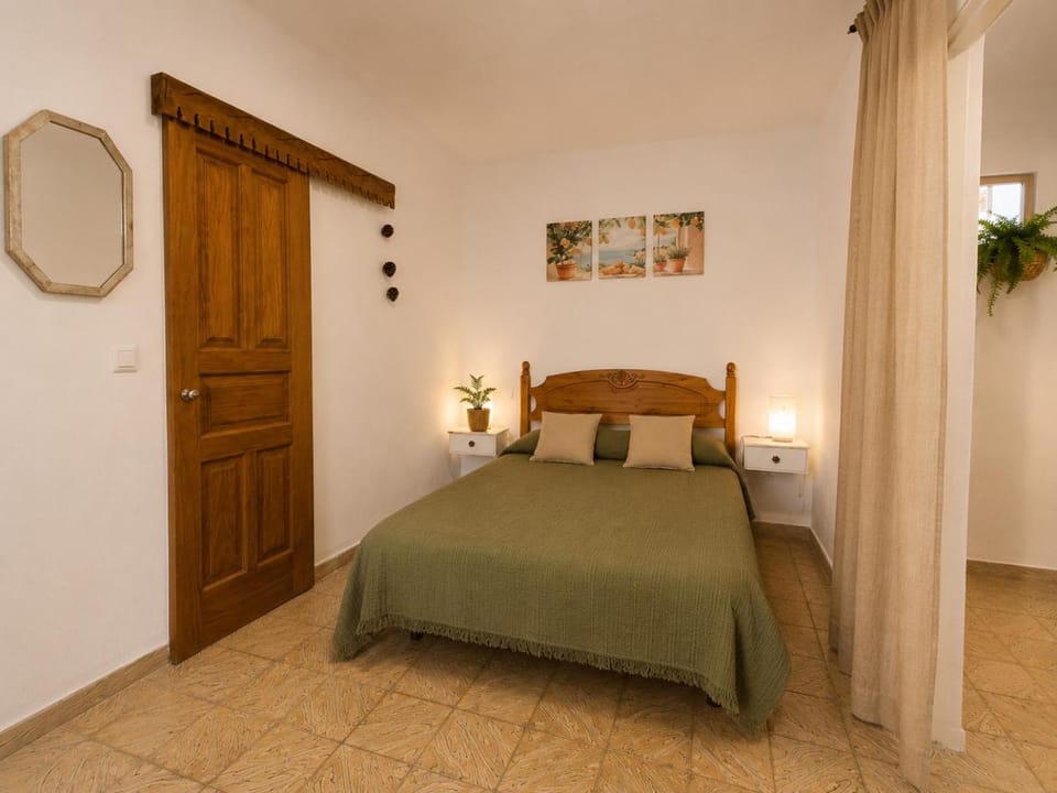 Toilet, Bed, Bathroom, Bedroom