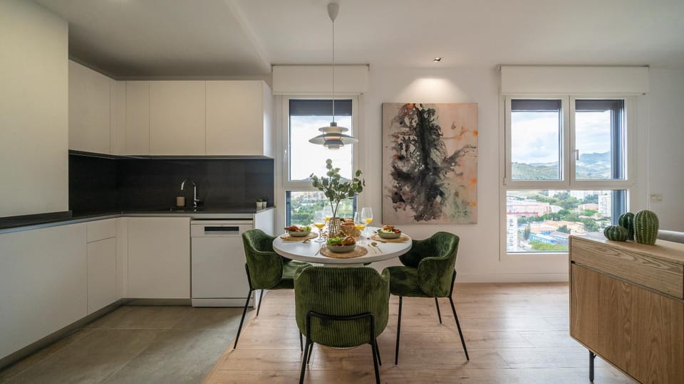 Kitchen or kitchenette, Dining area