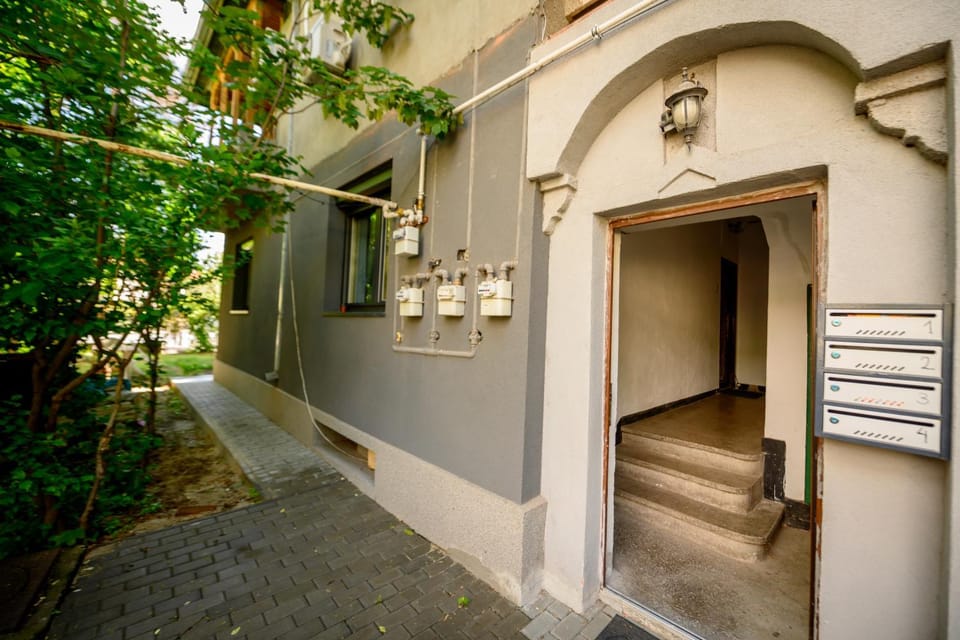 Property building, Facade/entrance, Garden, Guests, City view, acessibility