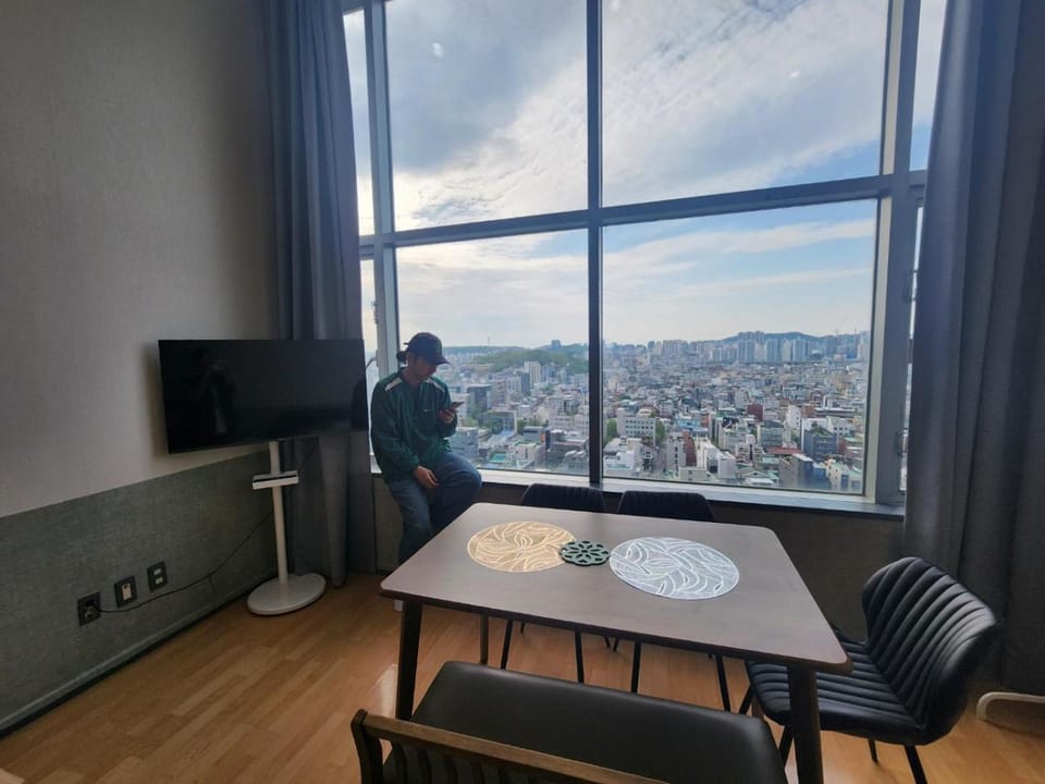 Communal lounge/ TV room, People, Natural landscape, TV and multimedia, Living room, Seating area, Dining area, Evening entertainment, City view, Mountain view, group of guests