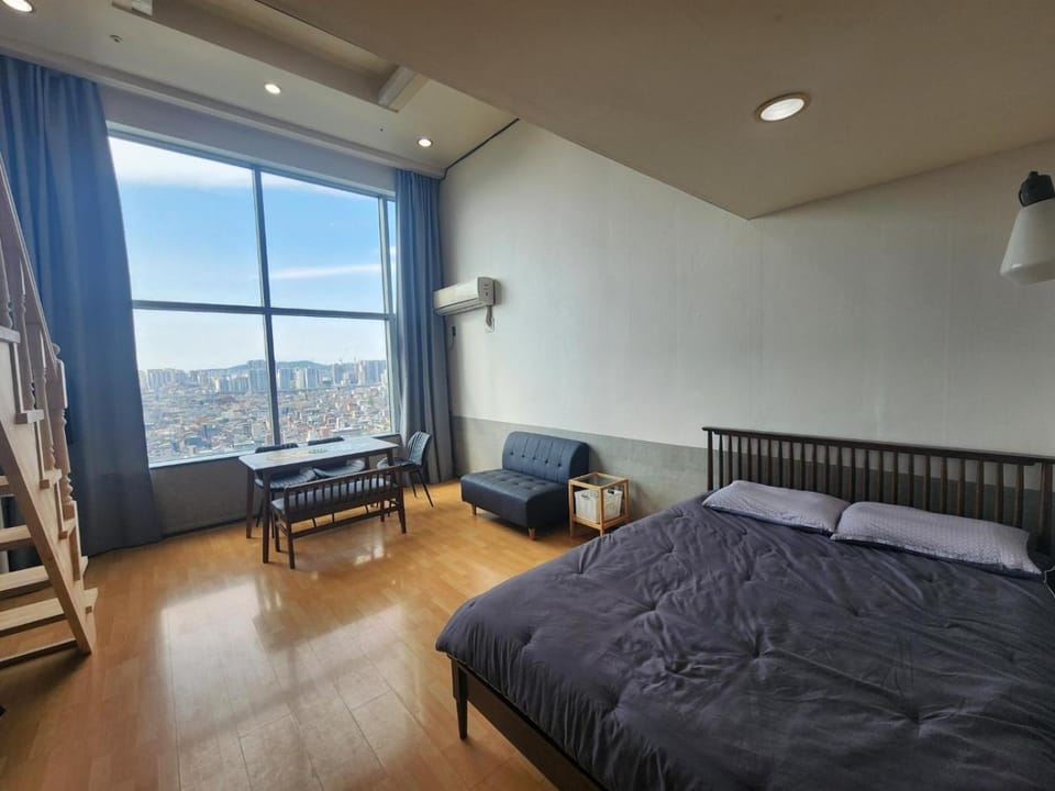 Bed, Living room, Photo of the whole room, Seating area, Bedroom