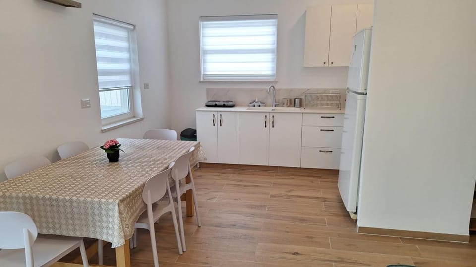 Kitchen or kitchenette, Dining area, stove