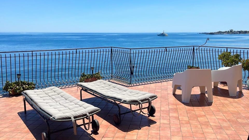 Sea view, sunbed