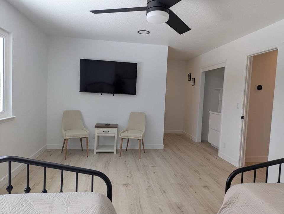 Bed, TV and multimedia, Photo of the whole room, Seating area, Bedroom