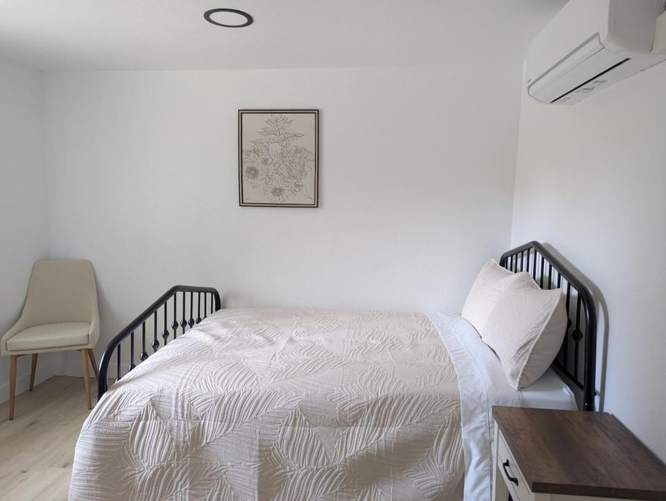 Bed, Photo of the whole room, Seating area, Bedroom, air conditioner