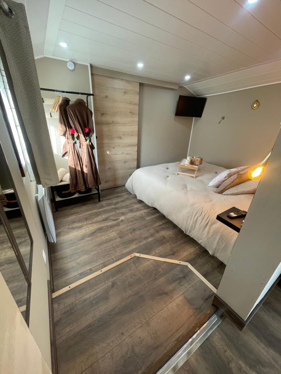 Bed, TV and multimedia, Bedroom