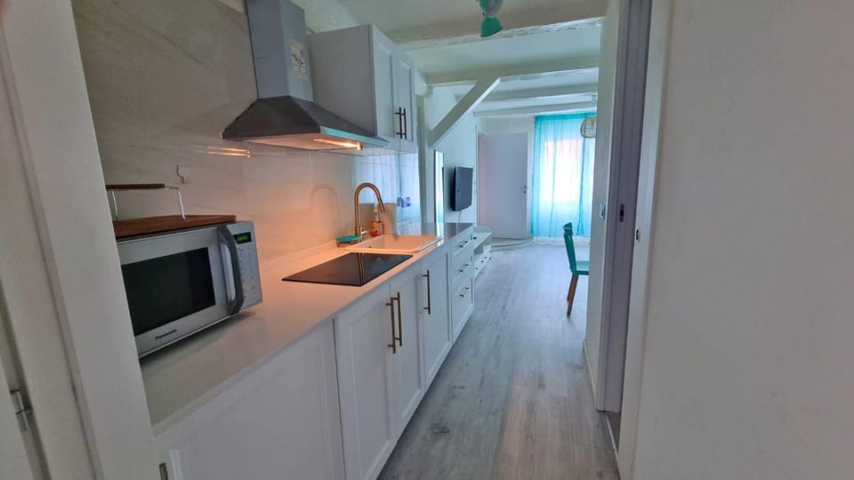 Kitchen or kitchenette, microwave, stove