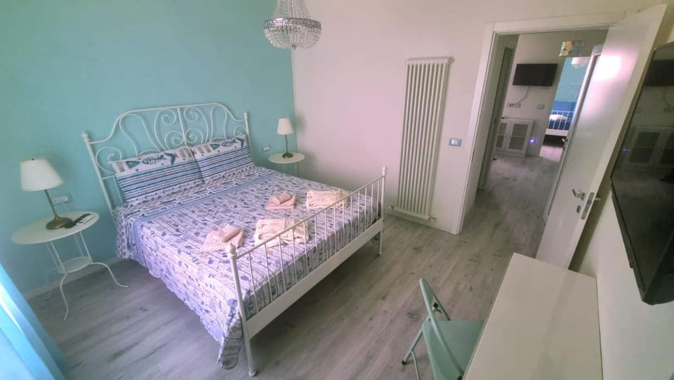 Bed, TV and multimedia, Photo of the whole room, Bedroom, heating, towels, air conditioner