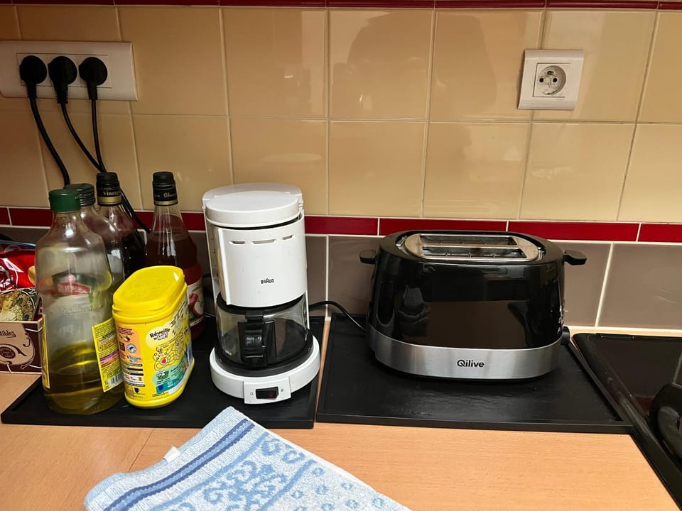 Coffee/tea facilities, stove, toaster