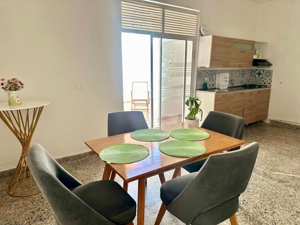 Kitchen or kitchenette, Dining area