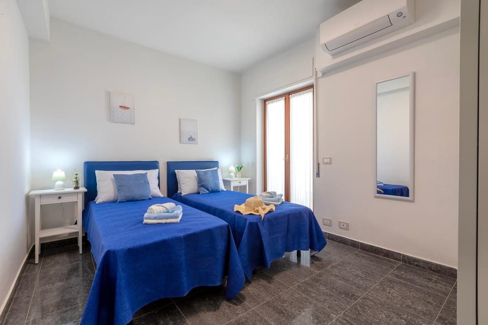 Bedroom, air conditioner