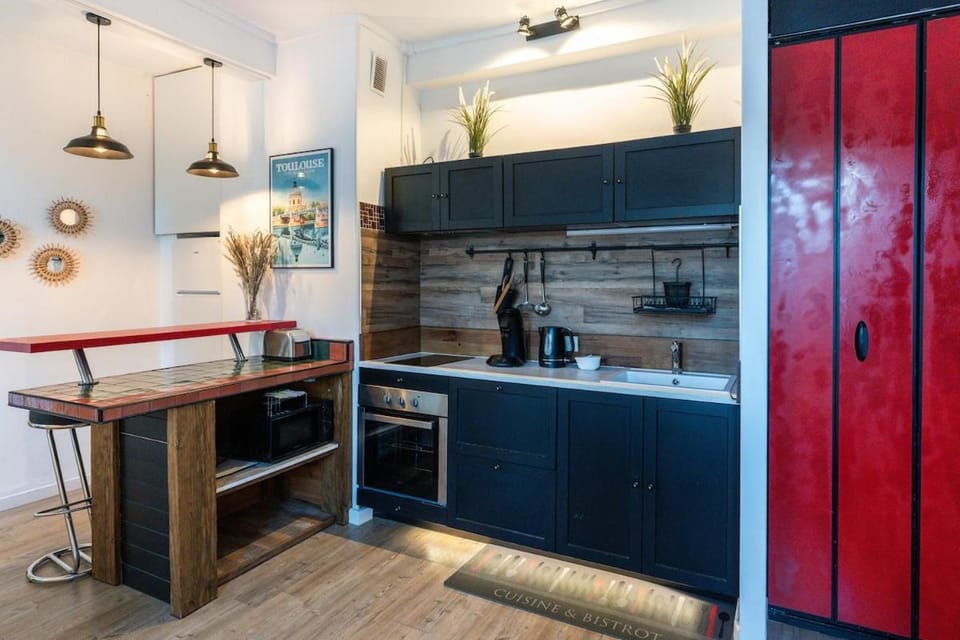Kitchen or kitchenette, oven, stove