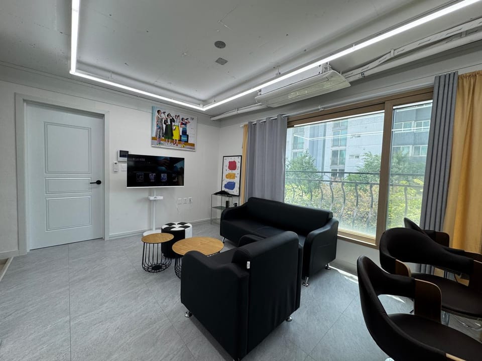 Communal lounge/ TV room, TV and multimedia, Living room, Seating area, Evening entertainment