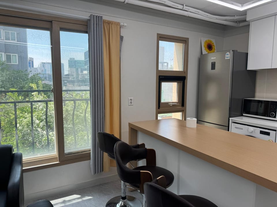 Kitchen or kitchenette, Dining area, minibar, stove