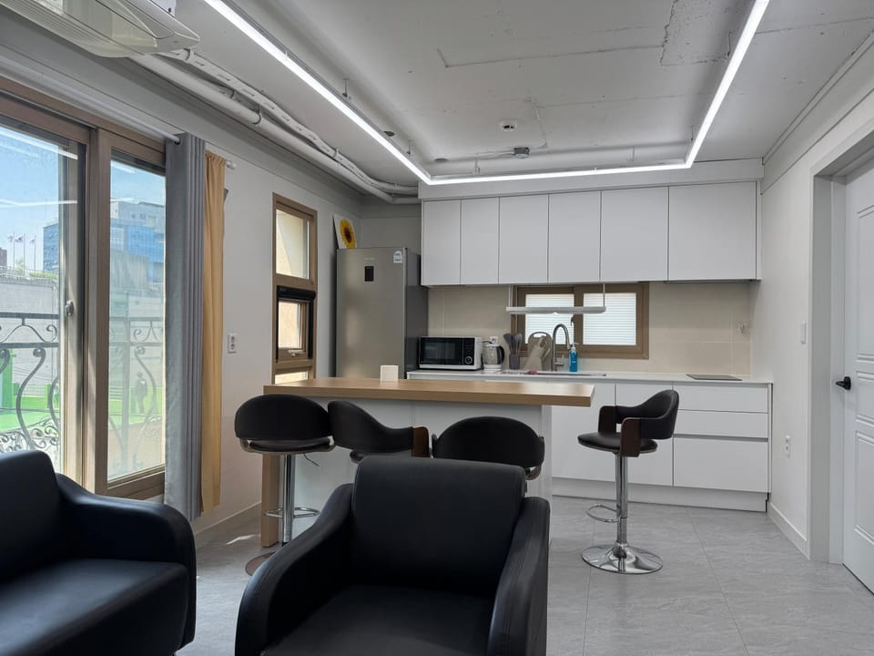 Kitchen or kitchenette, Dining area