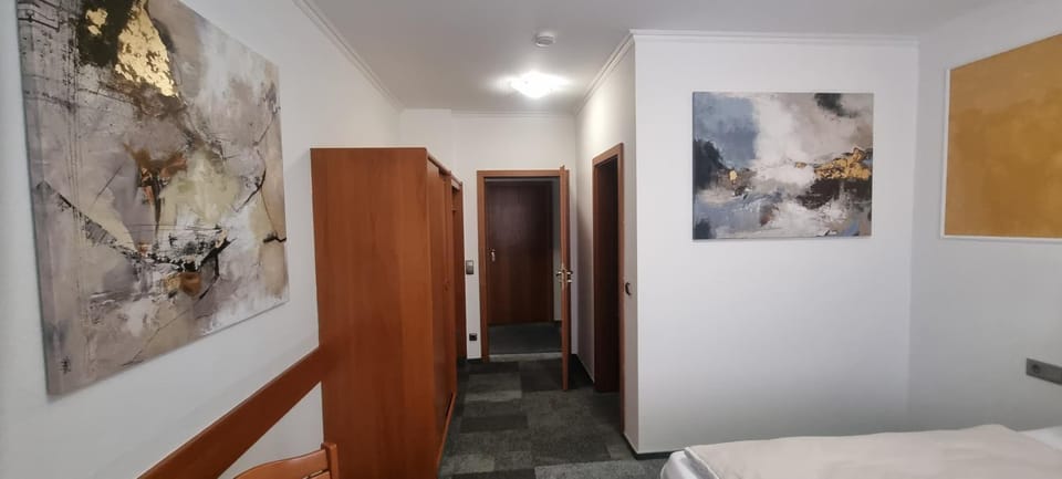 Photo of the whole room, Bedroom, wardrobe