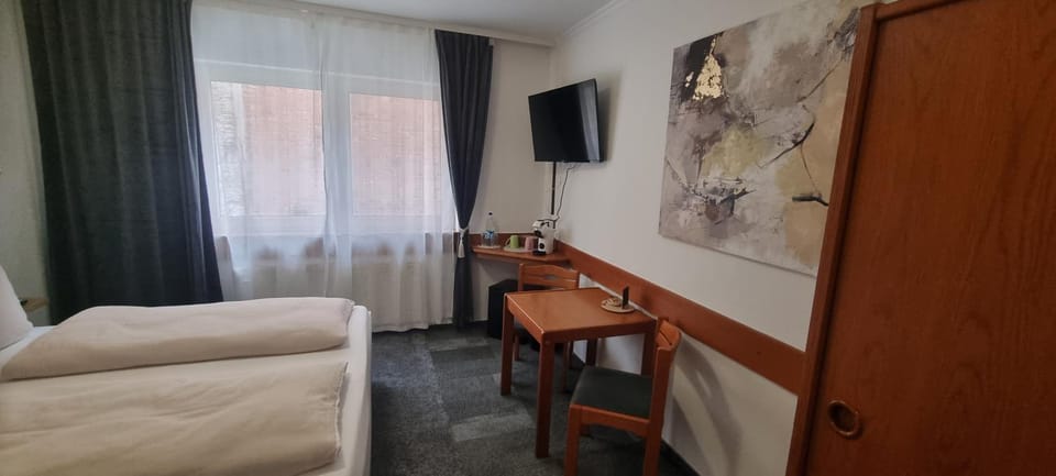 Bed, TV and multimedia, Living room, Photo of the whole room, Seating area, Dining area, Evening entertainment, Bedroom