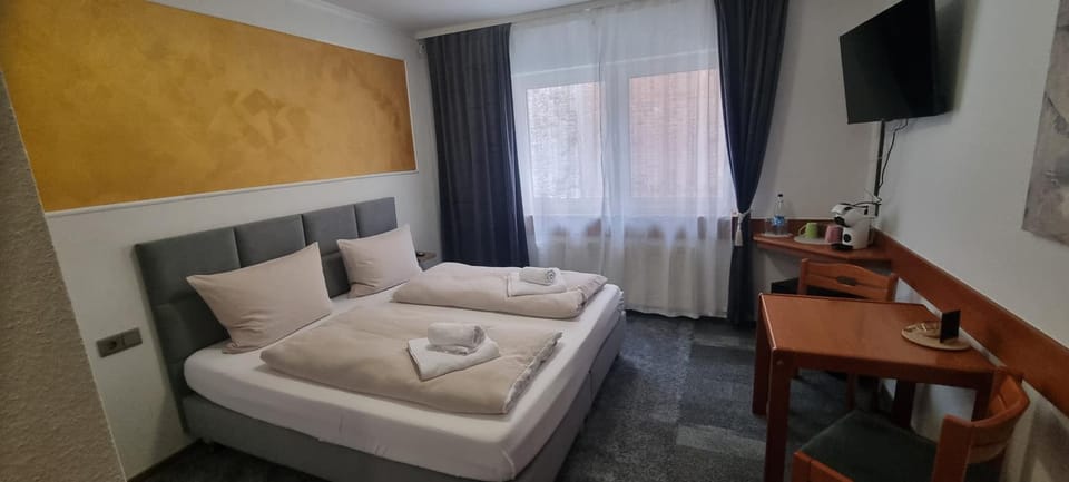 Bed, TV and multimedia, Living room, Photo of the whole room, Seating area, Evening entertainment, Bedroom